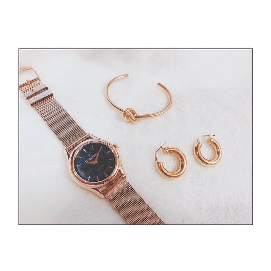 近藤千尋のインスタグラム：「おはようございます☺️❄️ 今日のアクセサリー事情💗 服がカジュアルな日だから トラサルディの時計とアクセサリー はゴールドに合わせました🥰💓 さて、仕事納めまで 突っ走るぞ〜☺️☺️☺️ #trussardi #pr #トラサルディ #trussardiwatch」