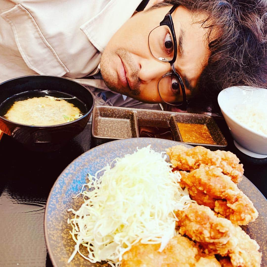 安田顕さんのインスタグラム写真 - (安田顕Instagram)「休憩中〜 唐揚げ〜^_^ #睨み飯 ついに寝そべってみました。 新春スペシャル、鋭意撮影中。」12月26日 13時40分 - yasu_da_ken