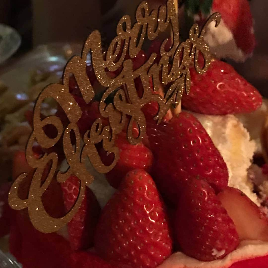 TWICEさんのインスタグラム写真 - (TWICEInstagram)「어제 멤버들과 딸기 케이크도 먹고 크리스마스파뤼 투나잇🎄🍓☃️ 이었어여  조금 더러워 보이지만 저게 바로 유명한 토마토 바질 모짜렐라  요리 이름은..챙샐러드로 ㅋㅋ 히히  멤버들 그렇게 제가 부끄러웠나바염🍓🔥 원스 어제 응원 많이해줘서 고마워여-! 오늘 하루도 화이팅!🌊💙🤪 ✈️」12月26日 13時43分 - twicetagram