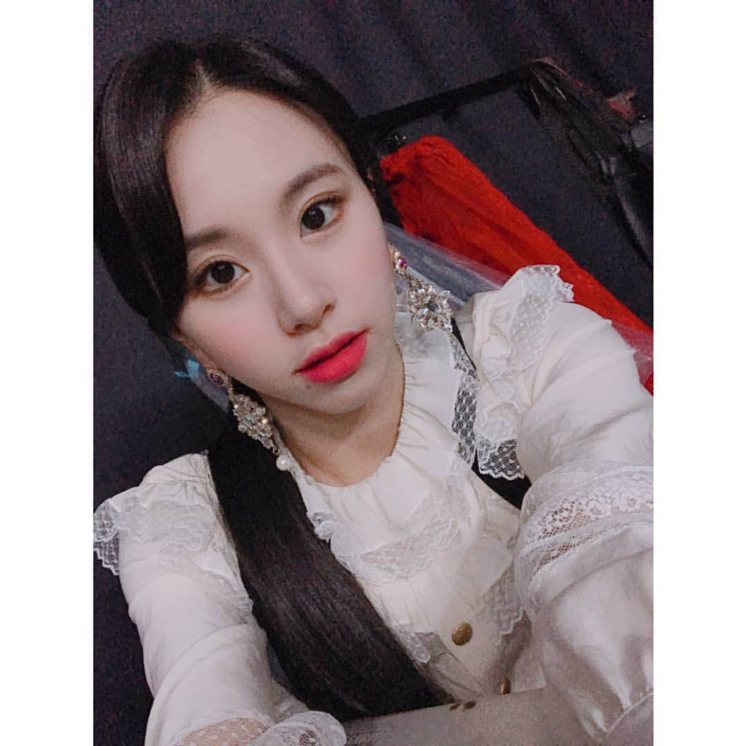 TWICEさんのインスタグラム写真 - (TWICEInstagram)「어제 멤버들과 딸기 케이크도 먹고 크리스마스파뤼 투나잇🎄🍓☃️ 이었어여  조금 더러워 보이지만 저게 바로 유명한 토마토 바질 모짜렐라  요리 이름은..챙샐러드로 ㅋㅋ 히히  멤버들 그렇게 제가 부끄러웠나바염🍓🔥 원스 어제 응원 많이해줘서 고마워여-! 오늘 하루도 화이팅!🌊💙🤪 ✈️」12月26日 13時43分 - twicetagram