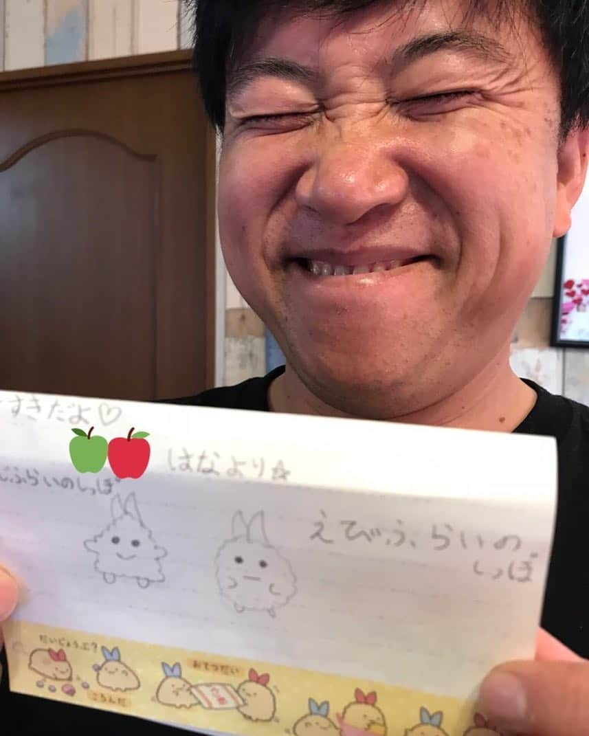 スギちゃんさんのインスタグラム写真 - (スギちゃんInstagram)「8才のおんなのこから可愛いお手紙もらったぜぇ〜 お誕生日おめでとうだぜぇ あじふらいのしっぽ、えびふらいのしっぽ可愛いぜぇ ありがとねぇ^_^」12月26日 14時40分 - wild__sugichan