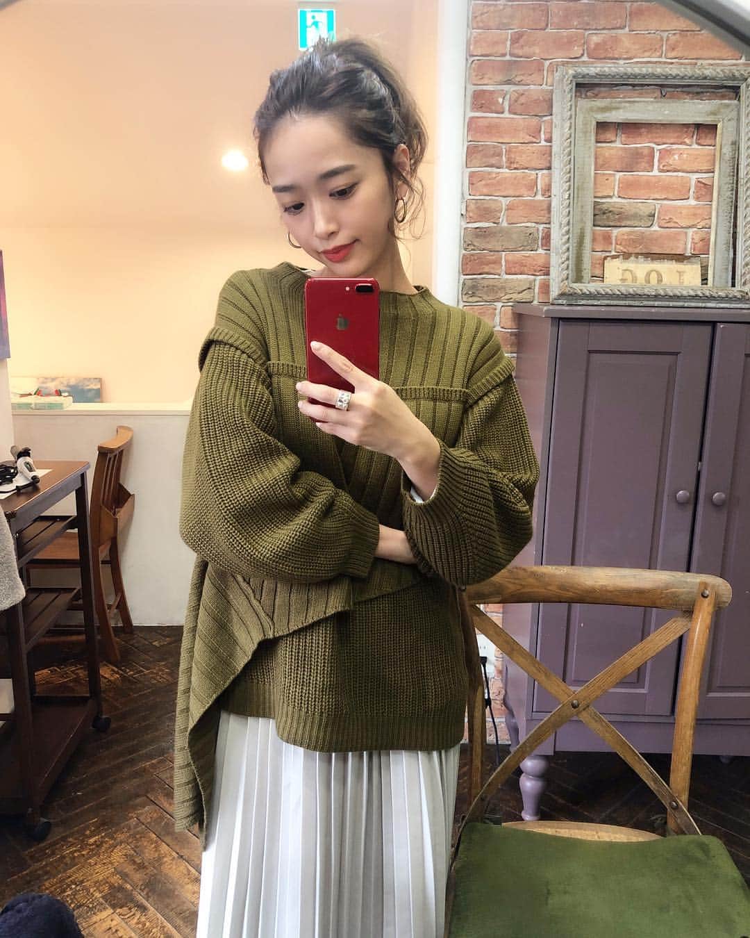 近藤千尋のインスタグラム：「@amerivintage  のトップス可愛い💗🥰 たまたま椅子と同じ色でした😍笑 #ポニーテールの母」