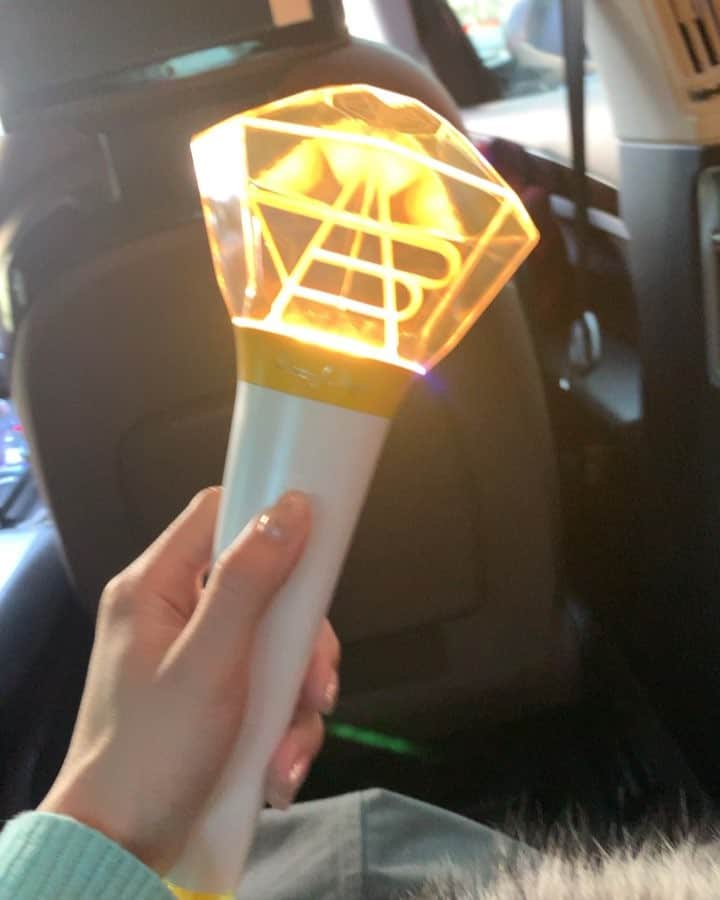 BoAのインスタグラム：「두둥!! 👍👍🤗🥰💛💛💛💛💛」
