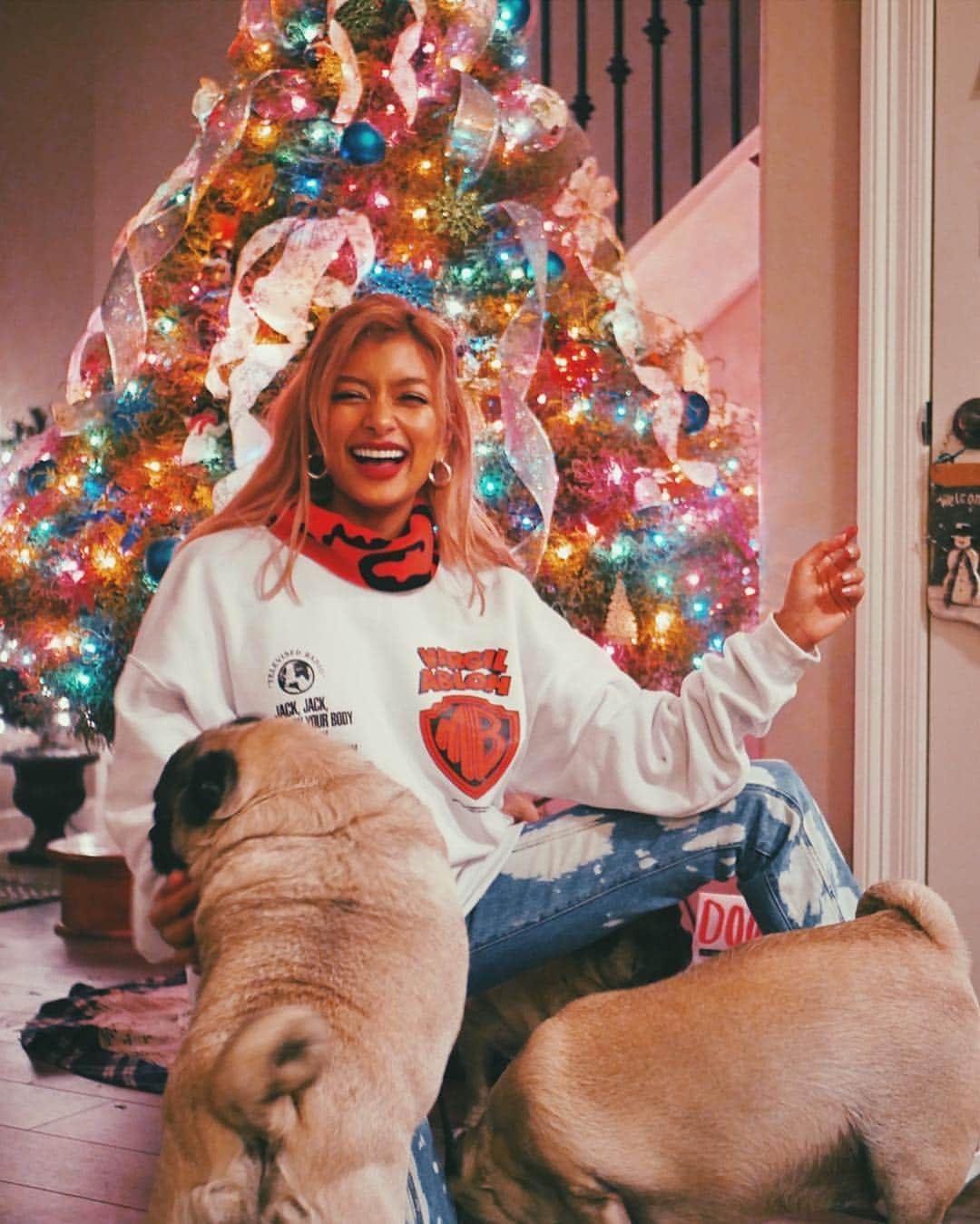 ローラさんのインスタグラム写真 - (ローラInstagram)「I made a lot of pug friends in Mississippi✨ 🎄Thank you for having me in such a warm and heart-filled home Sera. It’s my first time to experience real Christmas culture in the US.  I like it when family is always laughing, teasing each other, dancing 🤣 it’s gonna be too loooooong to write here what happened in Mississippi so I’ll stop it here!! Btw I’m very thankful I got to spend time here. たくさんのパグと友達になって、セラのファミリーはみんな朝からずっと笑ったりジョークしたり一緒にお料理したり、最後は映画をみに行って泣いてすごく楽しかったんだ。最後のドローンはあのあと木の上にしばらくひっかかって取るのが大変だったんだ。素敵な思い出をありがとう🎄」12月26日 15時07分 - rolaofficial