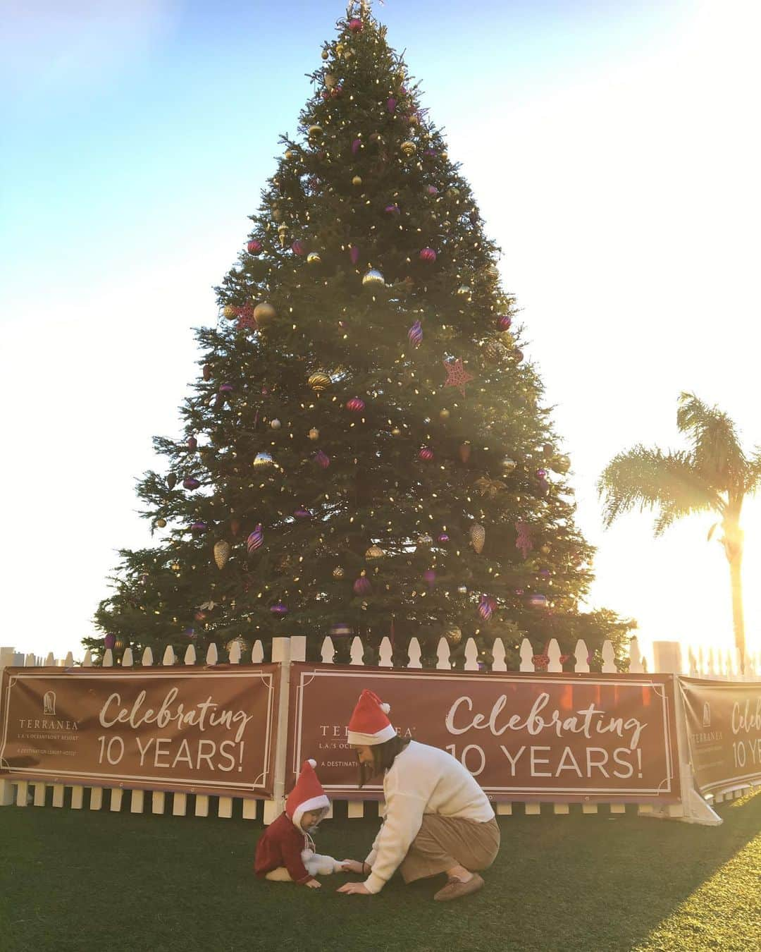 福島寿実子さんのインスタグラム写真 - (福島寿実子Instagram)「First Merry Christmas🎅🎁🎄 アンにとって初めてのクリスマス❤️いつもお仕事で居ないパパが今日は休みで家族で過ごせるなんて本当に幸せすぎた😭💗 #california #christmas #first christmas #holiday #babygirl  #10months #カリフォルニア #テラニアリゾート #生後10ヶ月 #クリスマス #ファミリー #女の子ママ #女の子ベビー #ベビフル #ママリ #ママライフ」12月26日 15時15分 - sumimaruko