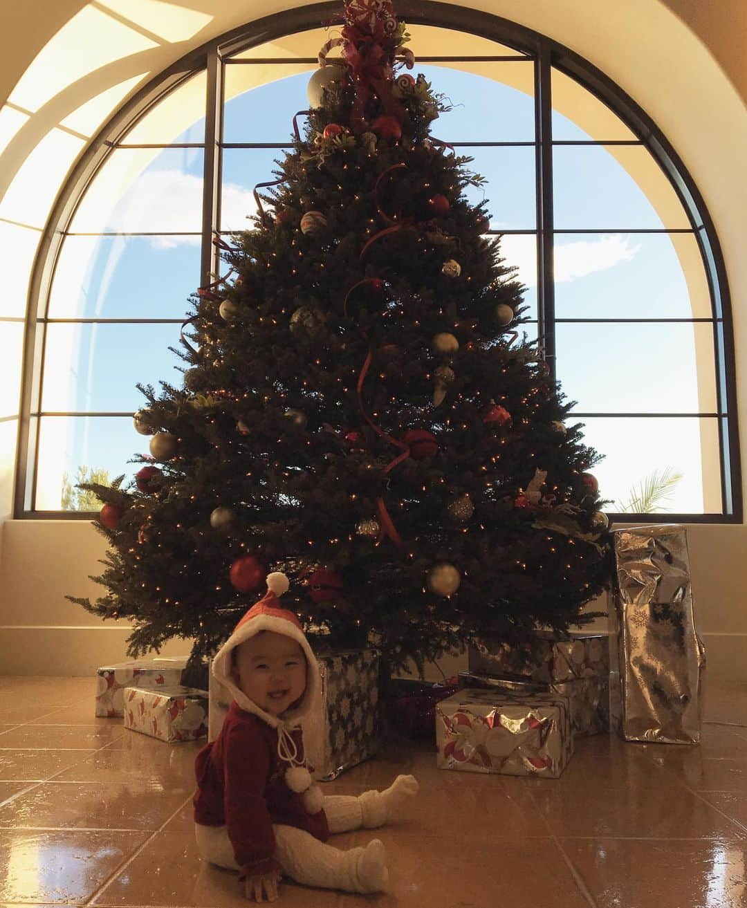 福島寿実子のインスタグラム：「First Merry Christmas🎅🎁🎄 アンにとって初めてのクリスマス❤️いつもお仕事で居ないパパが今日は休みで家族で過ごせるなんて本当に幸せすぎた😭💗 #california #christmas #first christmas #holiday #babygirl  #10months #カリフォルニア #テラニアリゾート #生後10ヶ月 #クリスマス #ファミリー #女の子ママ #女の子ベビー #ベビフル #ママリ #ママライフ」