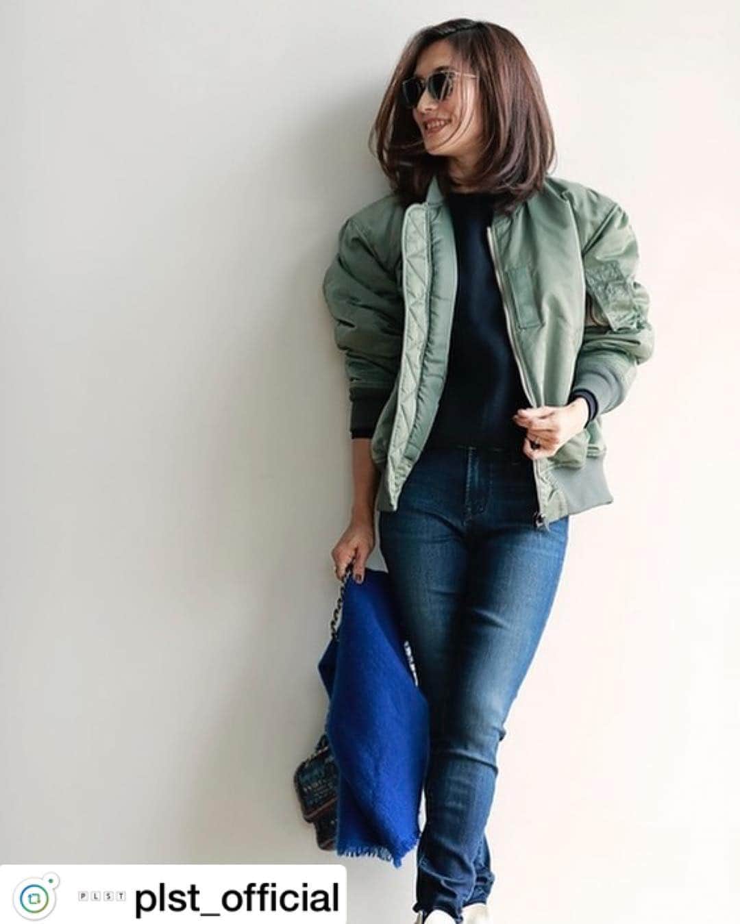 亀恭子のインスタグラム：「少し前にアップされましたが、 @plst_official にて。 . . @jbrandjeans の着こなしと、デニムについてのお話。 紹介させて頂いてます。 . . . 是非、見てみて下さい❤︎ . . . . . #Repost @plst_official  脚のラインを美しく女性らしく見せてくれるデニムには、対照的にメンズライクなMA-1を。﻿ ﻿ ◇ 【別注】J BRANDデニムパンツ﻿ 13-9106033 ¥20,520(税込)﻿ ﻿ ※その他は亀さんの私物です﻿ ﻿ #plst﻿ #プラステ﻿ #jbrand﻿ #デニムコーデ﻿ #アラフォーコーデ﻿ #ママコーデ」