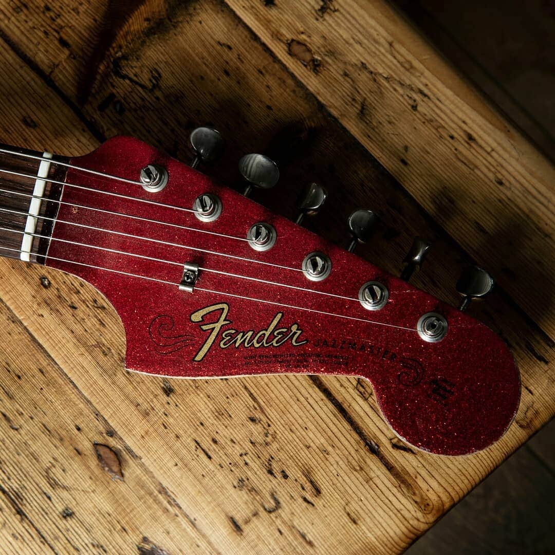 Fender Guitarさんのインスタグラム写真 - (Fender GuitarInstagram)「2018 marked the 60th Anniversary of the Fender Jazzmaster. To commemorate this occasion, we spoke to four artists we felt embodied the spirit of this guitar. Head to our YouTube or tap the link in bio to check out the videos we made with: Kevin Shields (@theofficialmbv) Adam Granduciel (@thewarondrugs) Aj Haynes (@seratones) and Kyle Hunt (@theblackangels).」12月27日 1時04分 - fender