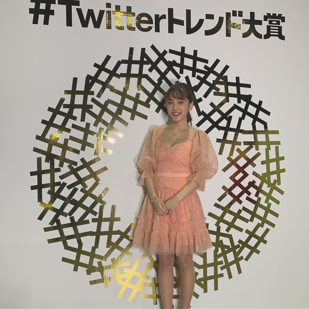 都丸紗也華さんのインスタグラム写真 - (都丸紗也華Instagram)「twitterの方では載せたけど、#twitterトレンド大賞 に出させてもらっていました❤  衣装は ドレス：THREE FLOOR（@threefloor） イヤリング、リング：jour couture（@jour_couture） ネックレス、ブレス：IROLIER（@irolier_official） シューズ：CHARLES & KEITH（charles keithofficial） です❤︎」12月27日 1時20分 - tmrsyk