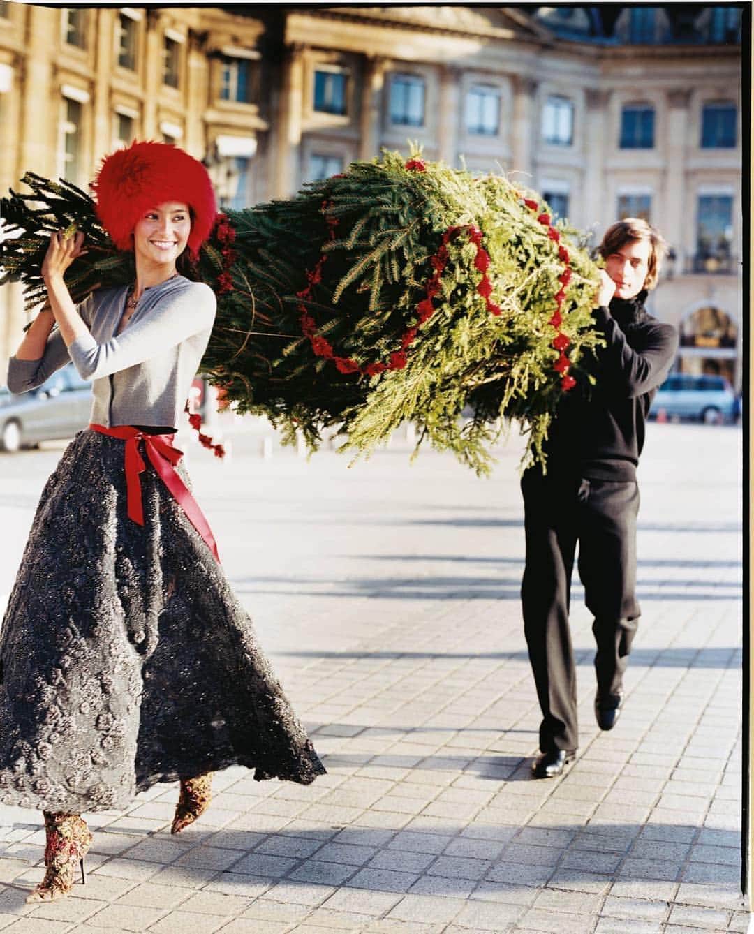 エマ・ヘミングさんのインスタグラム写真 - (エマ・ヘミングInstagram)「Casually throwing out our Christmas tree today 🎄😉 @arthurelgort @glamourmag」12月27日 2時03分 - emmahemingwillis