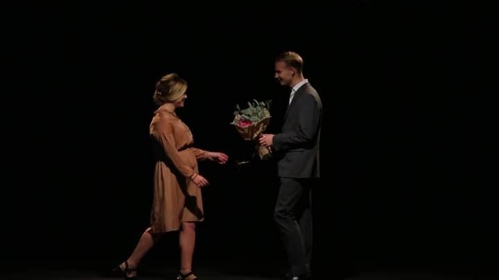 のインスタグラム：「【人の夢は終わらない】  この動画では男性と女性が登場しますが、 衿穴がフラワーホールと呼ばれるようになった しきたり・文化の逸話と同じく、  プロポーズの時に花束を贈り、 女性がYESであれば、 衿穴に1本のバラを挿し入れる。。 時が進むにつれ、 2人は老いていくが、、、 バラは枯れないまま 華やかさを保っています。  ここで言いたいのは、 時が進むと身体的な時間も進むので、 人の体は老いていきます。  ですが、その心であったり、 想いや志、夢というものは いくつになっても枯れません。  一生青春であるし、 そうあって欲しいという 想いを込めた動画になっています。  30秒ほどですので、 その世界観やメッセージを 感じてもらえれば嬉しいです。  #ryomatokyoflowers #ryomaflowers #本物のバラ #枯れないバラ #バラ #フラワーピン #ラペルピン #ブローチ #フラワーファッションブランド #フラワーホール」