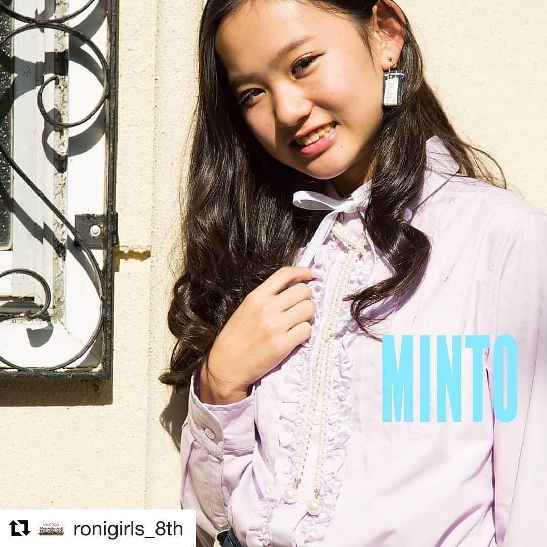 RONI WORLDさんのインスタグラム写真 - (RONI WORLDInstagram)「#Repost @ronigirls_8th with @get_repost ・・・ ❣️ronigirls 8th - MINTO -  いよいよ8期生本格start🎶 またロニガールズになることが出来て ほんとに嬉しい気持ちと感謝でいっぱい なんですが、3期目&最年長なので今まで 以上にがんばりたいと思っていますので よろしくお願いします🙇💕 なんとなんと今期からは Instagram📷 &Tic Tok💃配信  memberが交代で🆙していきますので ぜひぜひ☆ @ronigirls 8th ☆ﾌｫﾛｰ&いいね👍 よろしくお願いします❣️ 初回テーマ⏩『❄️冬のおでかけコーデ』 ☆code①☆  デニム&チェックシャツでマニッシュコーデ アウター必須のこの時期だけど、このジャケット 一枚羽織るだけで暖かい✨全体的にモノトーンなコーデだから をクリスマスcolorにしてみました💗 ☆code②☆  今季外せなかったフェイクファーコート 迷って迷ってネイビー💙 パンツコーデがオススメ✨ チェックシャツの赤がpoint❗ おでかけが楽しくなっちゃう1枚♪ ☆code③☆ デニムジャケットは女の子らしい 可愛いデザインなのですごく好きだし オススメの1枚❗白のハイネックを あわせてガーリーにしてみました❣️ ライトが綺麗な場所でした✨ ☆code④☆  新作スタジアムジャンパー✨ 少し大きめなのでこちらはお店で size感を試してほしい1枚❕  ノベルティと合わせてボーイッシュにも  チュールスカートで甘めコーデにも❣️ ☆code⑤☆ 去年大人気のウールコート❄️ たっぷり大きめサイズだから 今季もヘビロテ決定アイテム❤️ ❄️冬❄️って寒いからちょっと外に行くの考えちゃったりするけどこの時期イルミネーションとか綺麗だからロニィでとことん可愛くコーデしてでかけましょ♪次回も着てみたいな欲しいなって思ってもらえるようなコーデを🆙できるようにがんばります♪  明日のお当番は💗HITOMI©️💗 ぜひぜひ18時からcheckしてくださいね👋  #ロニガールズ#公式Instagram#スタート#ronigirls_8th#冬のおでかけコーデ#TicTokもはじまります#がんばります」12月26日 18時59分 - roni62insta