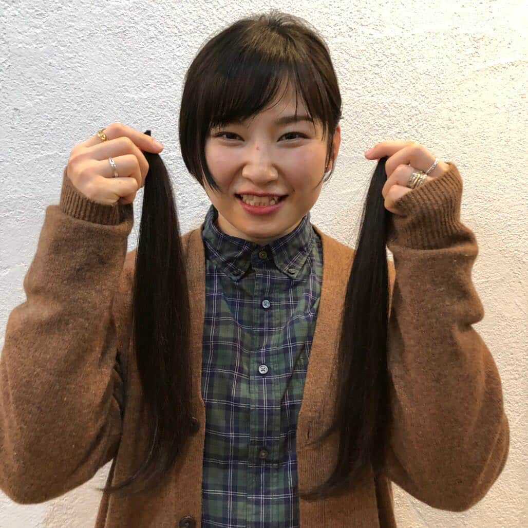 土性沙羅さんのインスタグラム写真 - (土性沙羅Instagram)「ヘアドネーションをしました！ リオオリンピック前から伸ばし始めた髪。 30cm以上バッサリ切り、2年半ぶりのショートカットです！  私自身、沢山の方に応援して頂いているので、違う形ではありますが私も誰かのお役に立ちたい、少しでも多くの子どもたちが笑顔になってくれたら嬉しい！と思い寄付をさせていただきました。  Playの内田さん、ご協力いただき、そしていつも素敵な髪型にしていただきありがとうございます☺︎ #ヘアドネーション」12月26日 19時44分 - sara.dosho