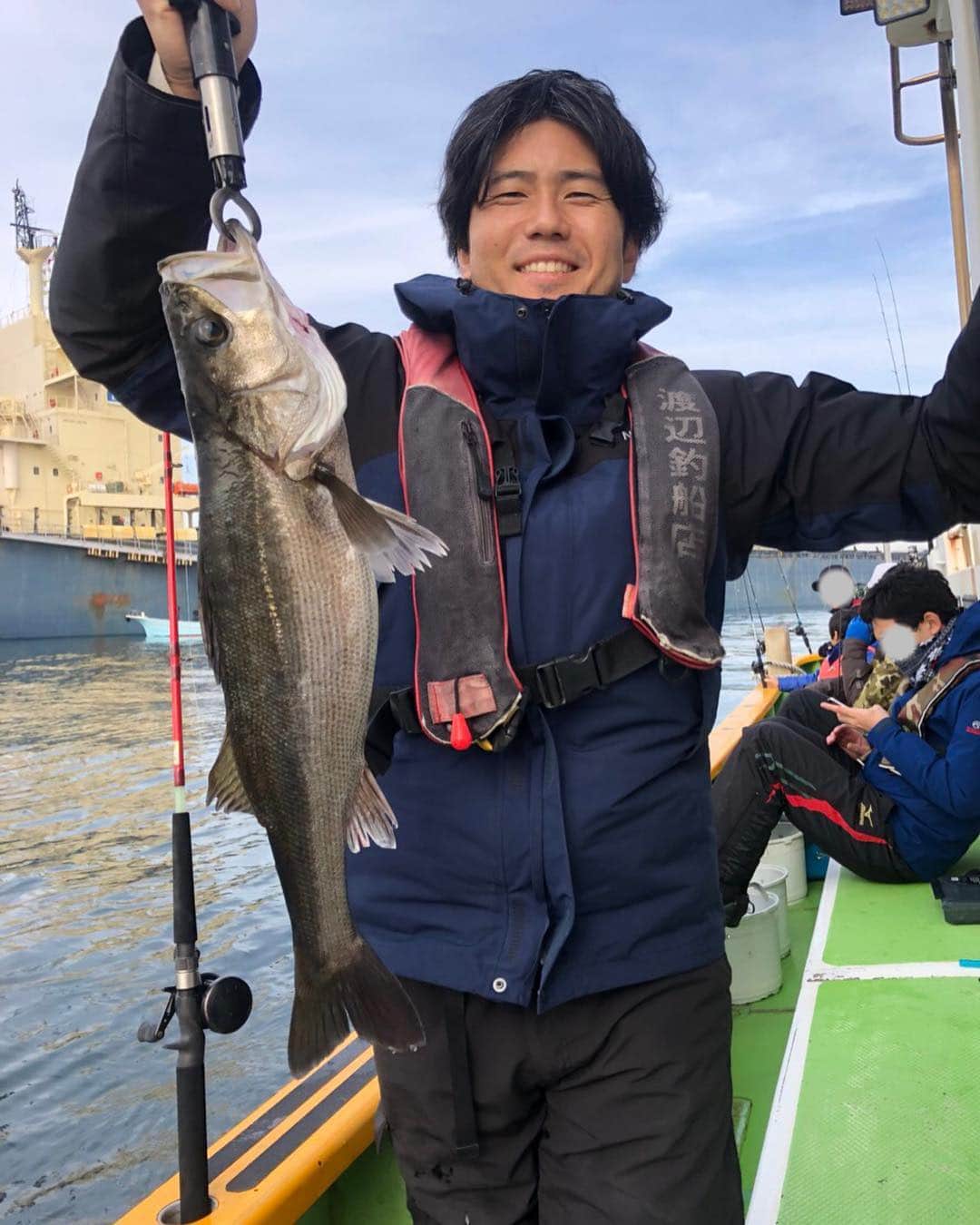 小宮山尊信のインスタグラム：「今までで1番でかい！ #シーバス#釣船店のブログに載った#横浜FCで仲良くなったトレーナーぐっさん」