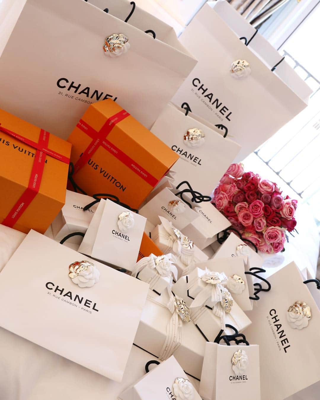 愛沢えみりさんのインスタグラム写真 - (愛沢えみりInstagram)「. Christmas🎄🎁🇫🇷💐 special可愛いやつ😭💕お部屋に届いたよ🎅 欲しいのないと思ってたけどやっぱりあった🤣👋 何歳になっても嬉しいい🤶💕👩‍❤️‍💋‍👩 . #happy#christmas#paris#louisvuitton#Chanel #happyChristmas#love 💗💗💗💗💗」12月26日 20時41分 - emiri_aizawa