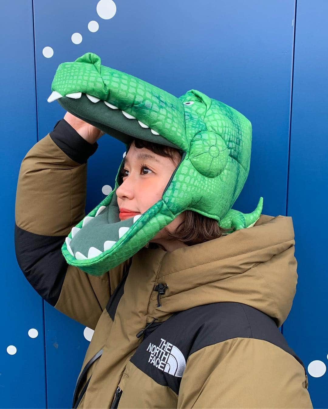 柴田紗希さんのインスタグラム写真 - (柴田紗希Instagram)「最近の被り物率。ガオ🦖 ディズニーランドはレックスに〜☺️✨ ちょっと下向くと顔見えんくなって面白いことになるやつ😁(4枚目) 身体もチョコンと付いてて愛おしいんだ♡ #ディズニーランド  #レックス」12月26日 21時02分 - shibasaaki