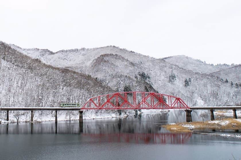 山人さんのインスタグラム写真 - (山人Instagram)「北上線が通ります。 Passing through the Kitakami Line.  #赤い橋がいい感じ #雪に映える赤い橋 #西和賀町 #ローカル線 #電車旅 #錦秋湖 #北上線 #jr東日本 #青春18きっぷ #ローカル #雪景色 #retrip_nippon #luxury #冬 #温泉 #雪山 #日本 #japan #travel #trip #旅行 #旅游 #橋の上 #日本的風景 #旅行好き #冬旅」12月26日 21時01分 - yamado.official