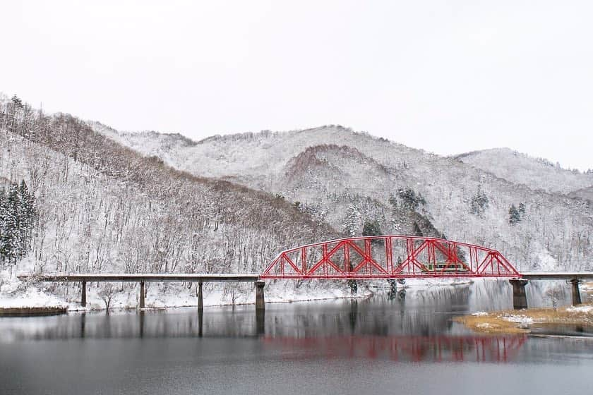 山人さんのインスタグラム写真 - (山人Instagram)「北上線が通ります。 Passing through the Kitakami Line.  #赤い橋がいい感じ #雪に映える赤い橋 #西和賀町 #ローカル線 #電車旅 #錦秋湖 #北上線 #jr東日本 #青春18きっぷ #ローカル #雪景色 #retrip_nippon #luxury #冬 #温泉 #雪山 #日本 #japan #travel #trip #旅行 #旅游 #橋の上 #日本的風景 #旅行好き #冬旅」12月26日 21時01分 - yamado.official