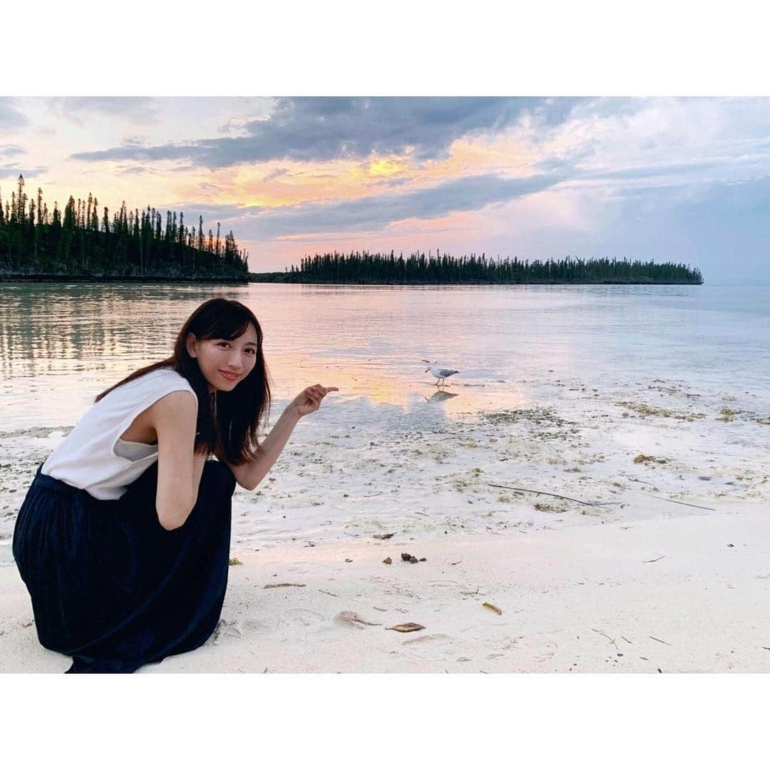 松嶋恵里のインスタグラム：「🏝﻿ ﻿ 少し前に新婚旅行でニューカレドニアに行ってきました☺️🇳🇨離島のイルデパン島でのんびり滞在🍹﻿ ﻿ ホテルからジャングルを歩いて辿り着く天然プールのピッシンヌナチュレルという場所で毎日泳いでました🐠﻿ ﻿ 泳ぎが苦手な為海ではラッシュガードにフルフェイスのシュノーケリングマスクという怪しさ満載の装備でプカプカ🏊‍♂️おかげで全く焼けず🕶﻿ ﻿ ﻿ 海も空もとても綺麗で穏やかな国でした☺️❤️﻿ ﻿ #新婚旅行#ニューカレドニア#イルデパン#天国に一番近い島#ルメリディアン#ヌメア#シュノーケリング#パウダーサンド#ピッシンヌナチュレル#妖怪カブト虫人間#honeymoon#newcaledonia#iledespins#piscinenaturali#piscinenaturelle#powdersand#snorkeling#lemeridien#noumea#beach#vacation」