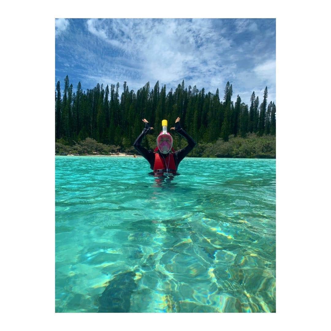 松嶋恵里さんのインスタグラム写真 - (松嶋恵里Instagram)「🏝﻿ ﻿ 少し前に新婚旅行でニューカレドニアに行ってきました☺️🇳🇨離島のイルデパン島でのんびり滞在🍹﻿ ﻿ ホテルからジャングルを歩いて辿り着く天然プールのピッシンヌナチュレルという場所で毎日泳いでました🐠﻿ ﻿ 泳ぎが苦手な為海ではラッシュガードにフルフェイスのシュノーケリングマスクという怪しさ満載の装備でプカプカ🏊‍♂️おかげで全く焼けず🕶﻿ ﻿ ﻿ 海も空もとても綺麗で穏やかな国でした☺️❤️﻿ ﻿ #新婚旅行#ニューカレドニア#イルデパン#天国に一番近い島#ルメリディアン#ヌメア#シュノーケリング#パウダーサンド#ピッシンヌナチュレル#妖怪カブト虫人間#honeymoon#newcaledonia#iledespins#piscinenaturali#piscinenaturelle#powdersand#snorkeling#lemeridien#noumea#beach#vacation」12月26日 21時20分 - eri_mtsm0215