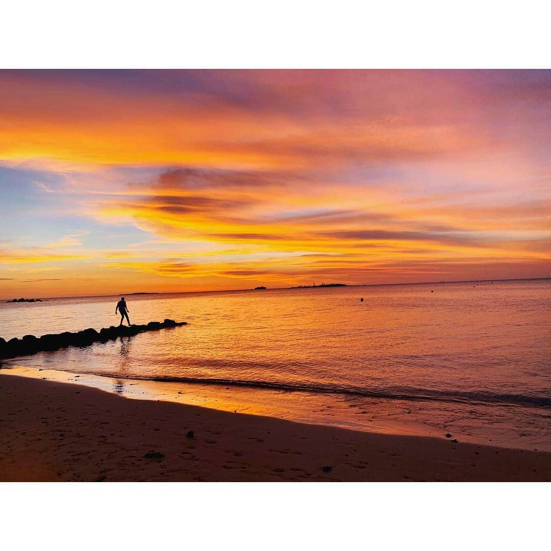 松嶋恵里さんのインスタグラム写真 - (松嶋恵里Instagram)「🏝﻿ ﻿ 少し前に新婚旅行でニューカレドニアに行ってきました☺️🇳🇨離島のイルデパン島でのんびり滞在🍹﻿ ﻿ ホテルからジャングルを歩いて辿り着く天然プールのピッシンヌナチュレルという場所で毎日泳いでました🐠﻿ ﻿ 泳ぎが苦手な為海ではラッシュガードにフルフェイスのシュノーケリングマスクという怪しさ満載の装備でプカプカ🏊‍♂️おかげで全く焼けず🕶﻿ ﻿ ﻿ 海も空もとても綺麗で穏やかな国でした☺️❤️﻿ ﻿ #新婚旅行#ニューカレドニア#イルデパン#天国に一番近い島#ルメリディアン#ヌメア#シュノーケリング#パウダーサンド#ピッシンヌナチュレル#妖怪カブト虫人間#honeymoon#newcaledonia#iledespins#piscinenaturali#piscinenaturelle#powdersand#snorkeling#lemeridien#noumea#beach#vacation」12月26日 21時20分 - eri_mtsm0215