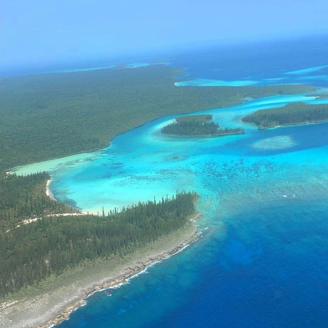 松嶋恵里さんのインスタグラム写真 - (松嶋恵里Instagram)「🏝﻿ ﻿ 少し前に新婚旅行でニューカレドニアに行ってきました☺️🇳🇨離島のイルデパン島でのんびり滞在🍹﻿ ﻿ ホテルからジャングルを歩いて辿り着く天然プールのピッシンヌナチュレルという場所で毎日泳いでました🐠﻿ ﻿ 泳ぎが苦手な為海ではラッシュガードにフルフェイスのシュノーケリングマスクという怪しさ満載の装備でプカプカ🏊‍♂️おかげで全く焼けず🕶﻿ ﻿ ﻿ 海も空もとても綺麗で穏やかな国でした☺️❤️﻿ ﻿ #新婚旅行#ニューカレドニア#イルデパン#天国に一番近い島#ルメリディアン#ヌメア#シュノーケリング#パウダーサンド#ピッシンヌナチュレル#妖怪カブト虫人間#honeymoon#newcaledonia#iledespins#piscinenaturali#piscinenaturelle#powdersand#snorkeling#lemeridien#noumea#beach#vacation」12月26日 21時20分 - eri_mtsm0215