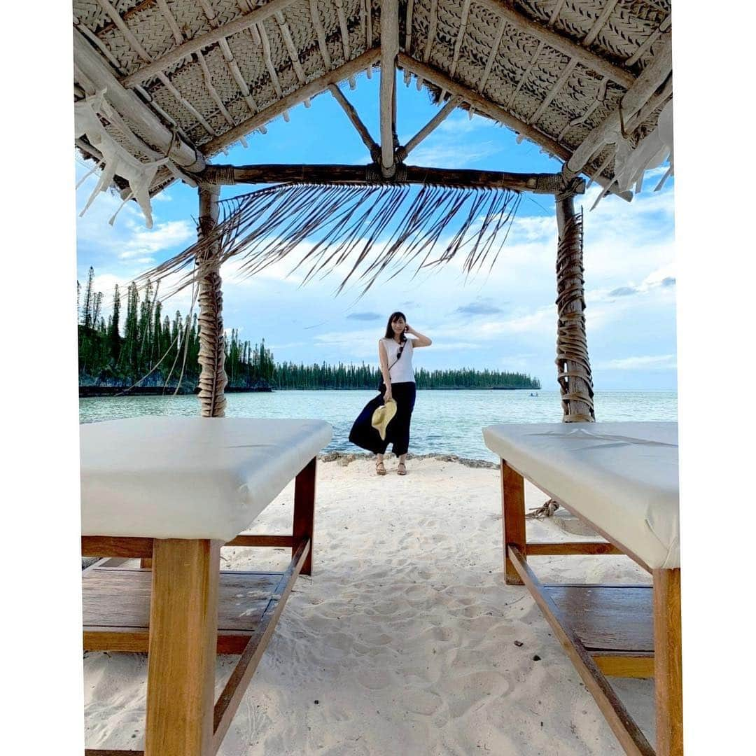 松嶋恵里さんのインスタグラム写真 - (松嶋恵里Instagram)「🏝﻿ ﻿ 少し前に新婚旅行でニューカレドニアに行ってきました☺️🇳🇨離島のイルデパン島でのんびり滞在🍹﻿ ﻿ ホテルからジャングルを歩いて辿り着く天然プールのピッシンヌナチュレルという場所で毎日泳いでました🐠﻿ ﻿ 泳ぎが苦手な為海ではラッシュガードにフルフェイスのシュノーケリングマスクという怪しさ満載の装備でプカプカ🏊‍♂️おかげで全く焼けず🕶﻿ ﻿ ﻿ 海も空もとても綺麗で穏やかな国でした☺️❤️﻿ ﻿ #新婚旅行#ニューカレドニア#イルデパン#天国に一番近い島#ルメリディアン#ヌメア#シュノーケリング#パウダーサンド#ピッシンヌナチュレル#妖怪カブト虫人間#honeymoon#newcaledonia#iledespins#piscinenaturali#piscinenaturelle#powdersand#snorkeling#lemeridien#noumea#beach#vacation」12月26日 21時20分 - eri_mtsm0215