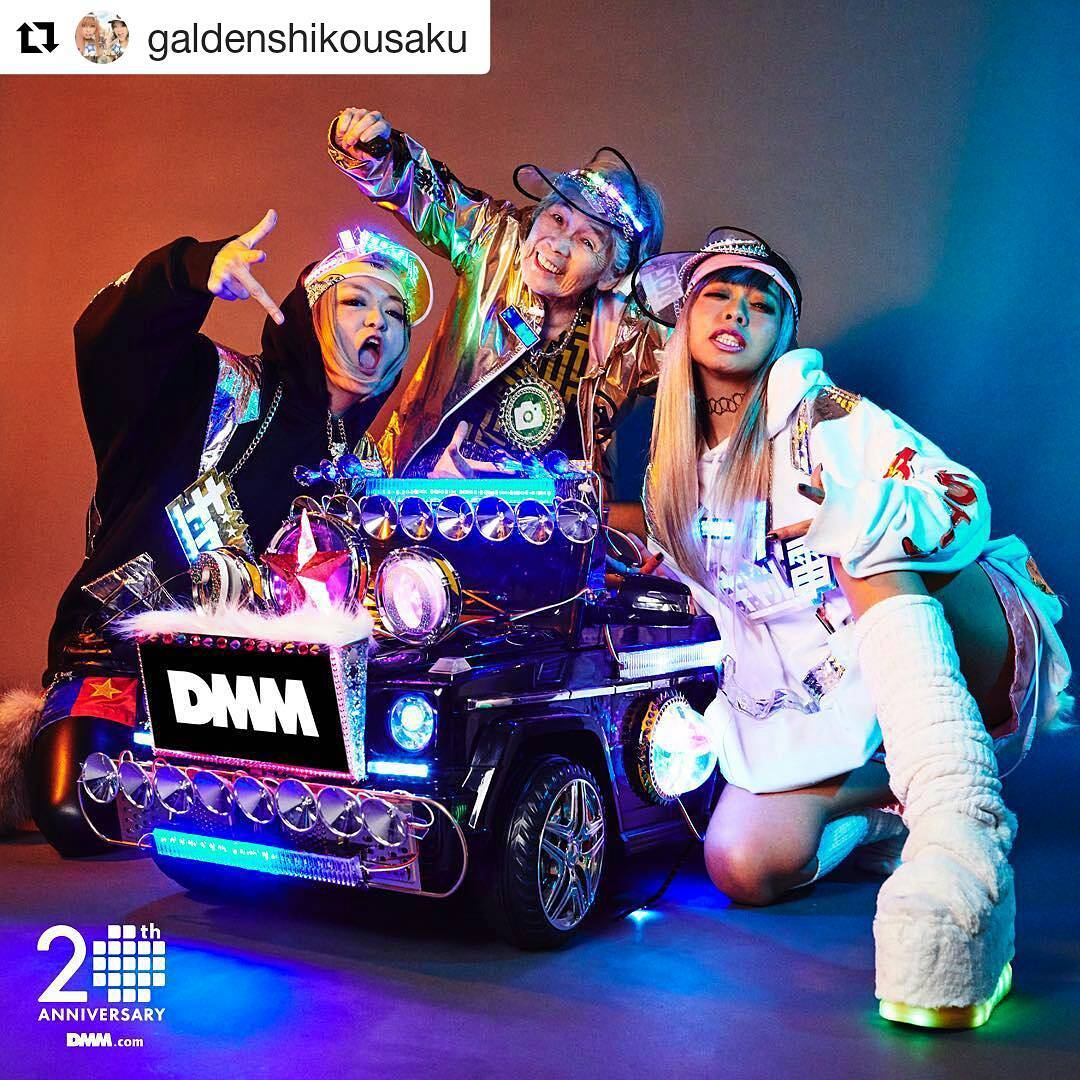 DMM.com公式さんのインスタグラム写真 - (DMM.com公式Instagram)「DMM20周年記念のギャル電さんの作品…ホントに派手派手でございます✨✨✨ #Repost @galdenshikousaku (@get_repost) ・・・ 🎊祝DMM20周年‪🎉超ファンキーな自撮りおばあちゃん🤩西本貴美子さんとギャル電テンアゲすぎなコラボ⤴︎⤴︎✨⚡️⚡️ ブリンブリンなデコカーにみんなでライドして気分あげみざわマジ卍🔥🤟😇 #dmm20th #半額キャンペーン#自撮りおばあちゃん #ギャル電#電飾#LED#自撮り上等⚡️」12月26日 21時15分 - dmm.com_official