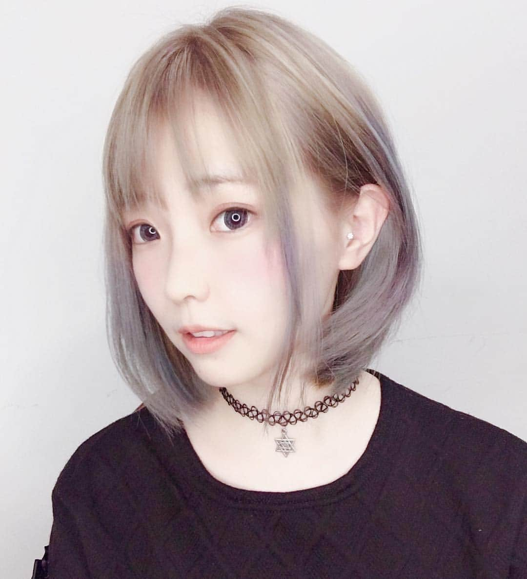 Elyさんのインスタグラム写真 - (ElyInstagram)「New hair color ✨ 染了新髮色!灰灰奶茶微微紫的E  #elydaily #dailyely #haircolor #blessed」12月26日 21時27分 - eeelyeee