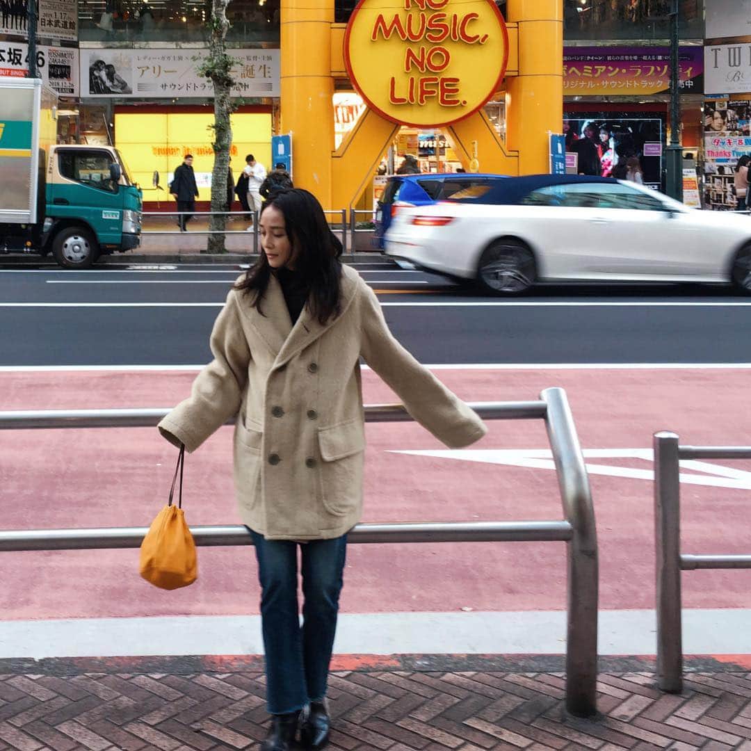 北澤 宏美さんのインスタグラム写真 - (北澤 宏美Instagram)「- お気に入りを身に纏って 渋谷行った記念📸😂 このコートは FILL THE BILL 昔のだけどずっとすき 今季のコートもショールカラーで 色とか形もシンプルで やわらかさもあって 素敵で 素敵で さすがなの ものすごいほしいの  確かもう完売していて 再入荷するかも、という噂 そんなこと考えてたら ちょうど 最新投稿に欲しいコート情報 アップされてた😆 @fillthebill_mercantile ← ・ ・ デニムもFILL THE BILL 806 自分でカットオフしたよ #fillthebill_mercantile  #fillthebill #NOMUSICNOLIFE」12月26日 21時42分 - romihy58