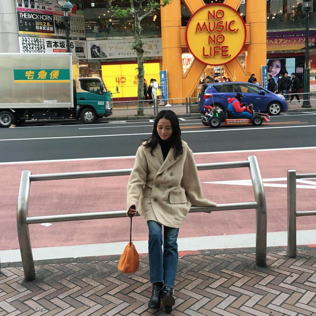 北澤 宏美さんのインスタグラム写真 - (北澤 宏美Instagram)「- お気に入りを身に纏って 渋谷行った記念📸😂 このコートは FILL THE BILL 昔のだけどずっとすき 今季のコートもショールカラーで 色とか形もシンプルで やわらかさもあって 素敵で 素敵で さすがなの ものすごいほしいの  確かもう完売していて 再入荷するかも、という噂 そんなこと考えてたら ちょうど 最新投稿に欲しいコート情報 アップされてた😆 @fillthebill_mercantile ← ・ ・ デニムもFILL THE BILL 806 自分でカットオフしたよ #fillthebill_mercantile  #fillthebill #NOMUSICNOLIFE」12月26日 21時42分 - romihy58