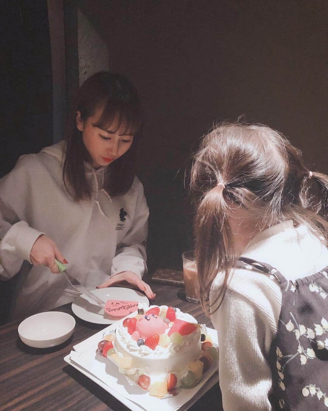 小林香菜さんのインスタグラム写真 - (小林香菜Instagram)「. 微笑ましいショット🥰 ケーキ取り分けてるのをジッと見守ってくれてる🥺💕 かわいすぎる🤤 . #ケーキ #cake #🎂 #カービィ #お誕生日 #🎂💕」12月26日 22時00分 - kanaful