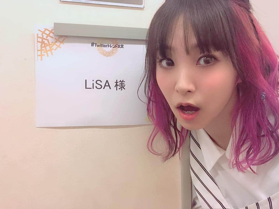 LiSAさんのインスタグラム写真 - (LiSAInstagram)「染めたてのピンクを見せびらかしたくて、ハーフアップリボン☻三つ編み付き☻トレンド大賞 ありがとうございましたぁーっ\( ¨̮ )/ #LiSA #たばたばへあー #はーふあっぷ #りさへあめいく #Twitterトレンド大賞」12月26日 22時17分 - xlisa_olivex