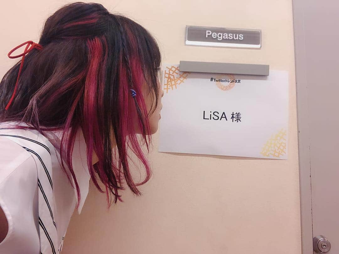 LiSAさんのインスタグラム写真 - (LiSAInstagram)「染めたてのピンクを見せびらかしたくて、ハーフアップリボン☻三つ編み付き☻トレンド大賞 ありがとうございましたぁーっ\( ¨̮ )/ #LiSA #たばたばへあー #はーふあっぷ #りさへあめいく #Twitterトレンド大賞」12月26日 22時17分 - xlisa_olivex