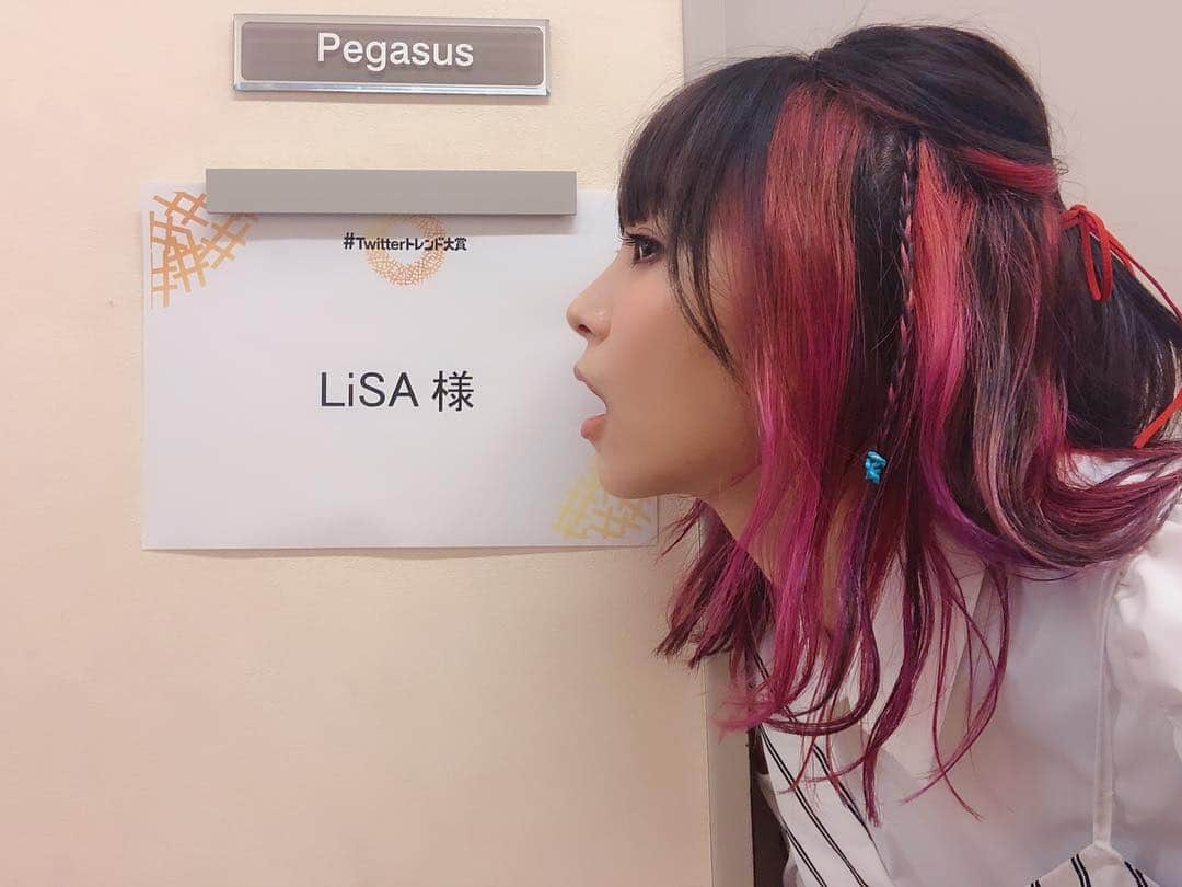 LiSAさんのインスタグラム写真 - (LiSAInstagram)「染めたてのピンクを見せびらかしたくて、ハーフアップリボン☻三つ編み付き☻トレンド大賞 ありがとうございましたぁーっ\( ¨̮ )/ #LiSA #たばたばへあー #はーふあっぷ #りさへあめいく #Twitterトレンド大賞」12月26日 22時17分 - xlisa_olivex