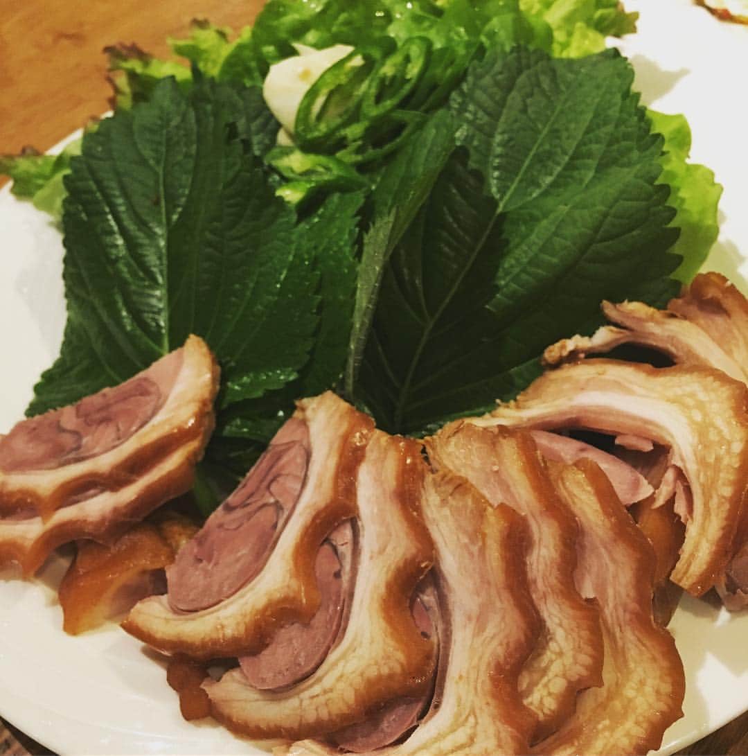 高岡早紀 さんのインスタグラム写真 - (高岡早紀 Instagram)「今夜は稽古終わりで、息子と二人ゴハン。 大好きな韓国料理。 豚足とサンチュ。 これ、美味しいよっ #プラトーノフ」12月26日 22時19分 - saki_takaoka