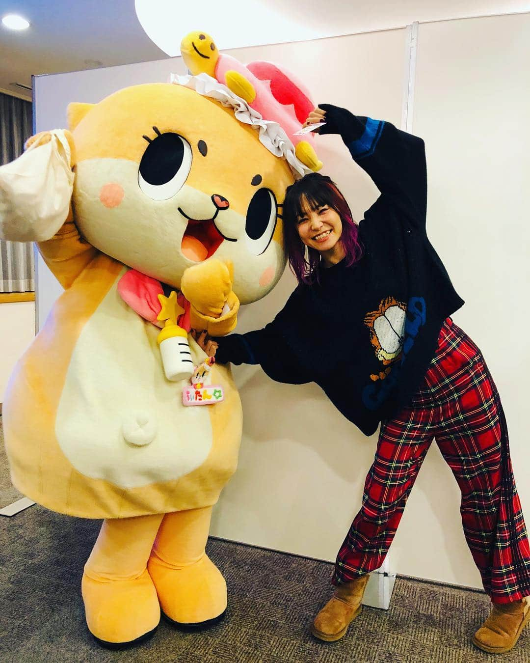 LiSAさんのインスタグラム写真 - (LiSAInstagram)「ちぃたん☆に、初遭遇☻ @chiitan7407  いつもたくさん楽しませてくれてありがとう\( ¨̮ )/ #ちぃたん #LiSA #candystripper」12月26日 22時33分 - xlisa_olivex