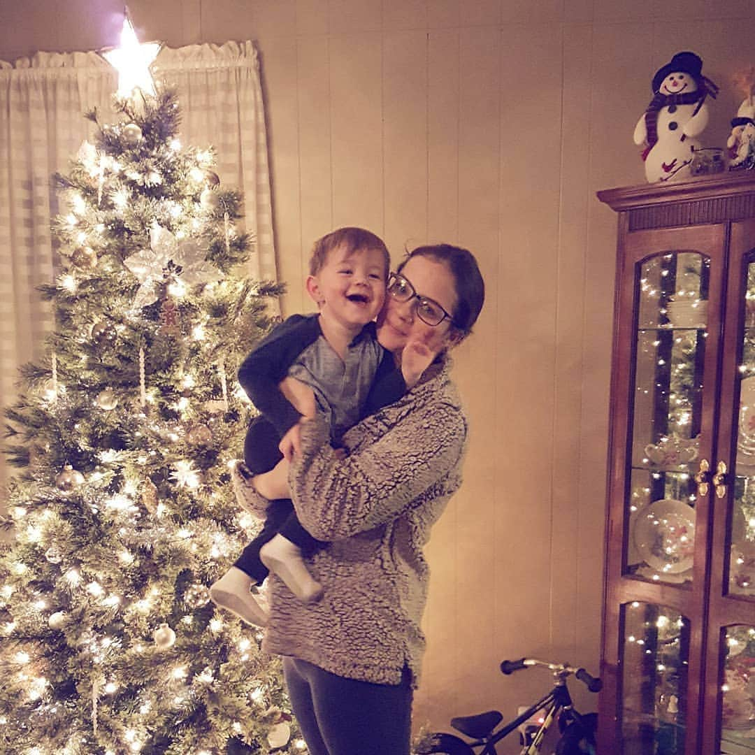 ブリタニ・クラインのインスタグラム：「We hope everyone enjoyed their holiday celebrations! Now it's time to wear pajamas until the new year. ❤ #Holiday #MomLife #Christmas #Family」