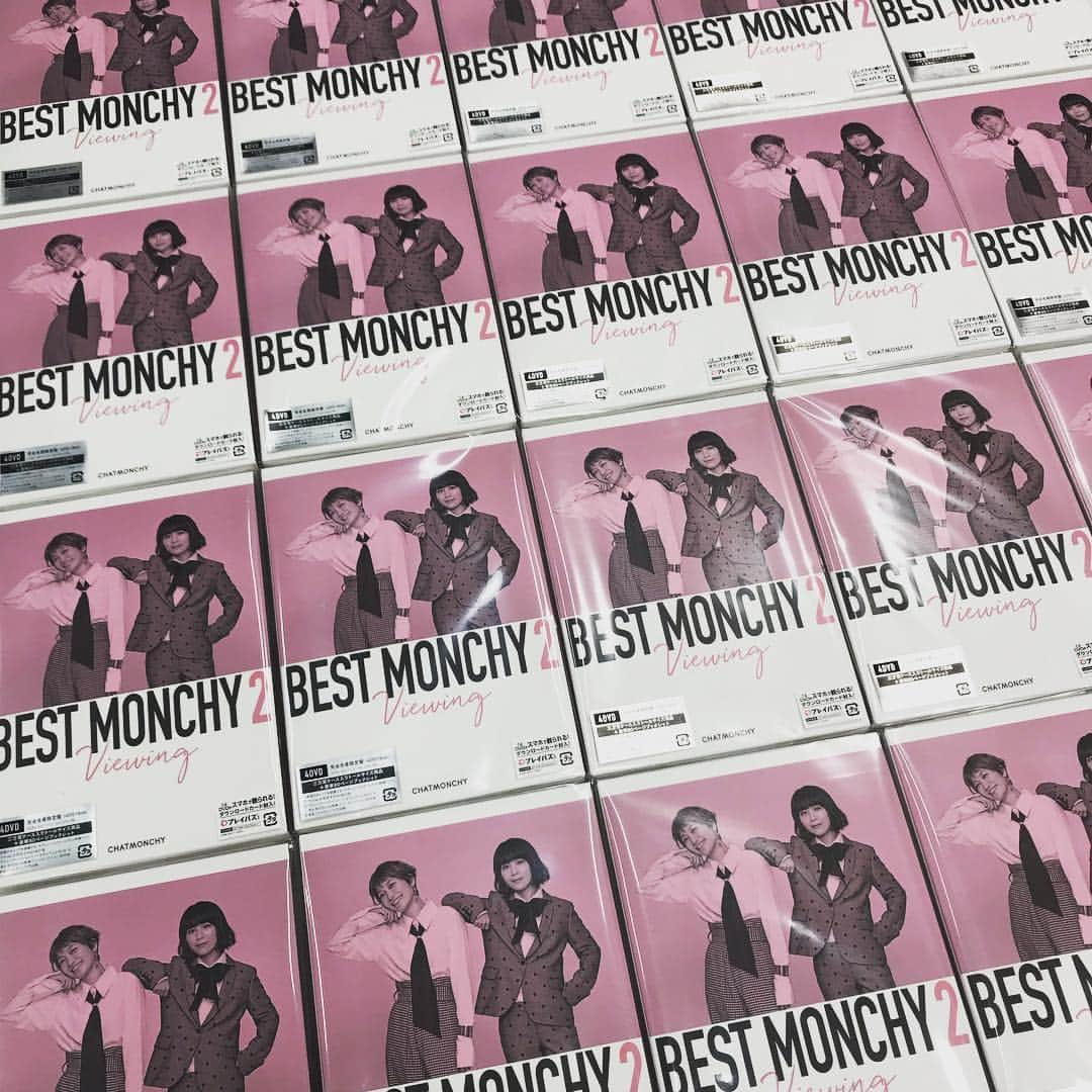 チャットモンチーさんのインスタグラム写真 - (チャットモンチーInstagram)「本日、映像ベスト『BEST MONCHY 2 -Viewing-』発売となりました。 「あの曲が観たかった」「この曲が観たかった」というご意見もあると思いますが、今後チャットモンチーに初めて触れる方が観ても、その13年間の軌跡を追える内容にはしたつもりです。  こんなにドラマチックで、絶えず“変身”しながら突き進んできた13年間も、そうないと思います。  末永く楽しんで頂けると幸いです。  #チャットモンチー #Chatmonchy」12月26日 23時19分 - chatmonchydesu