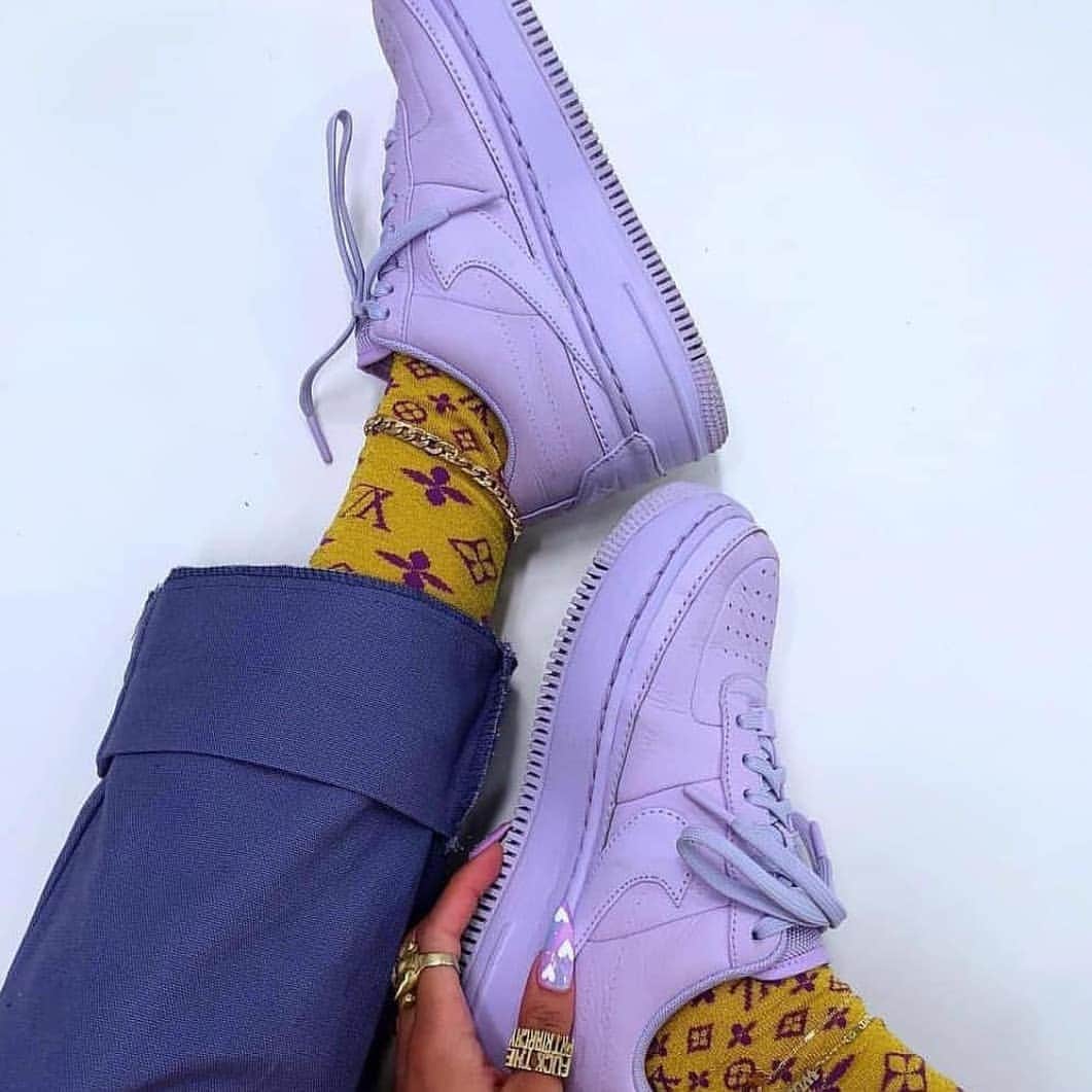 Adidas Loversのインスタグラム：「🔥 SALE SALE SALE 🔥 Tag your friends!👯 DM us for orders 📥 www.giftstorefever.com . . . #shoes #heels #sneakers #instashoes #shoestagram #kicks #sneaker #highheels #shoeporn #sneakerhead #stylish #jordans #shoe #shoesoftheday #shoelover #nike #boots #kickstagram #shoesaddict #adidas #purse #fashionshoes #trendy #sneakerheads #bag #shirt #instakicks #shoegasm #jordans」