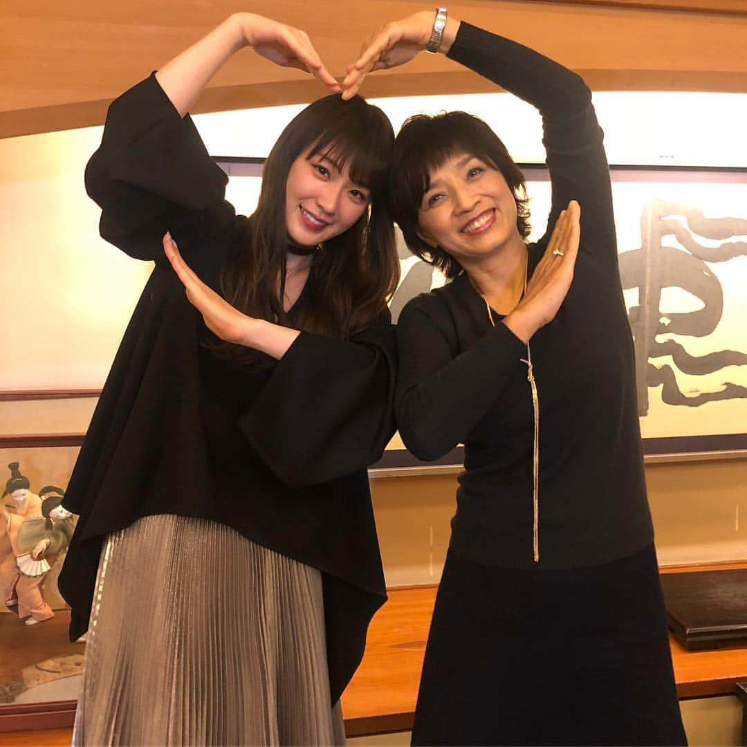 榊原郁恵さんのインスタグラム写真 - (榊原郁恵Instagram)「高山ちゃんに教えてもらったポーズ❣️ 2人でハート♥️の形に見えませんか❓ 私はしぇー！にしか思えなかったんだけど… 写真撮ったら！ハート♥️だわね〜❣️ #12月27日(木)20:00〜23:24 放送の「#ぶっこみジャパニーズ」面白いよ🤣. .  #ハートのポーズ #TBS #乃木坂46 #高山一実 #榊原郁恵」12月27日 0時52分 - sakakibara.ikue