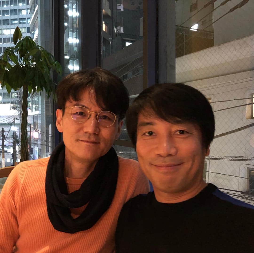 中西哲生のインスタグラム：「テレ朝『Get Sports』忘年会にて、南原清隆さんと久しぶりにお会いしました。南原さんと話すのは本当に楽しい。いつも様々な気づきをもらたす “何か” を頂けます。今回も素晴らしい本を紹介して頂きました。また毎回、映像と音楽の融合の素晴らしさ、スタッフの意識の高さに刺激を受けます。今年も本当にお世話になりました。来年も宜しくお願いします。  #GetSports #テレ朝 #南原清隆 #中西哲生」