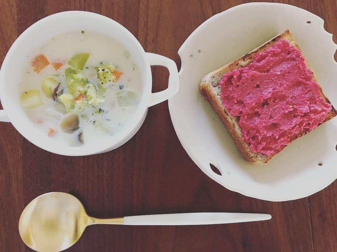 中越典子さんのインスタグラム写真 - (中越典子Instagram)「幸せ者な、私。 友人が育児が大変だろうと、作って来てくれました😭 ビーツのフムス、美味しいし、豆乳のスープも優しい味。  そして、最近購入したカトラリー‼︎金のスプーン🥄  みなさん、沢山栄養とって、元気に年末過ごしましょ！ #朝食 #ビーツ #フムス #カトラリー」12月27日 10時24分 - nakagoshi_noriko.official