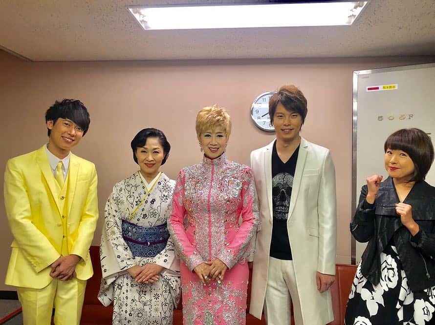 松阪ゆうきのインスタグラム：「昨日 NHKラジオ第一 「きらめき歌謡ライブ」  お聴きくださいました皆様 応援に駆けつけてくださいました皆様 ありがとうございました😊  ご本人が 紅白歌合戦に出場が決まった日に まさか生放送で、 米津玄師さんのLemon を歌わせて頂くとは（笑）  歌い納めました🎤 出演の皆様と。  来年は31日に歌い納めたい❣️❣️ 目指せ紅白歌合戦🎤  ゆうき  #きらめき歌謡ライブ  #nhkラジオ第一  #米津玄師 さん #lemon」