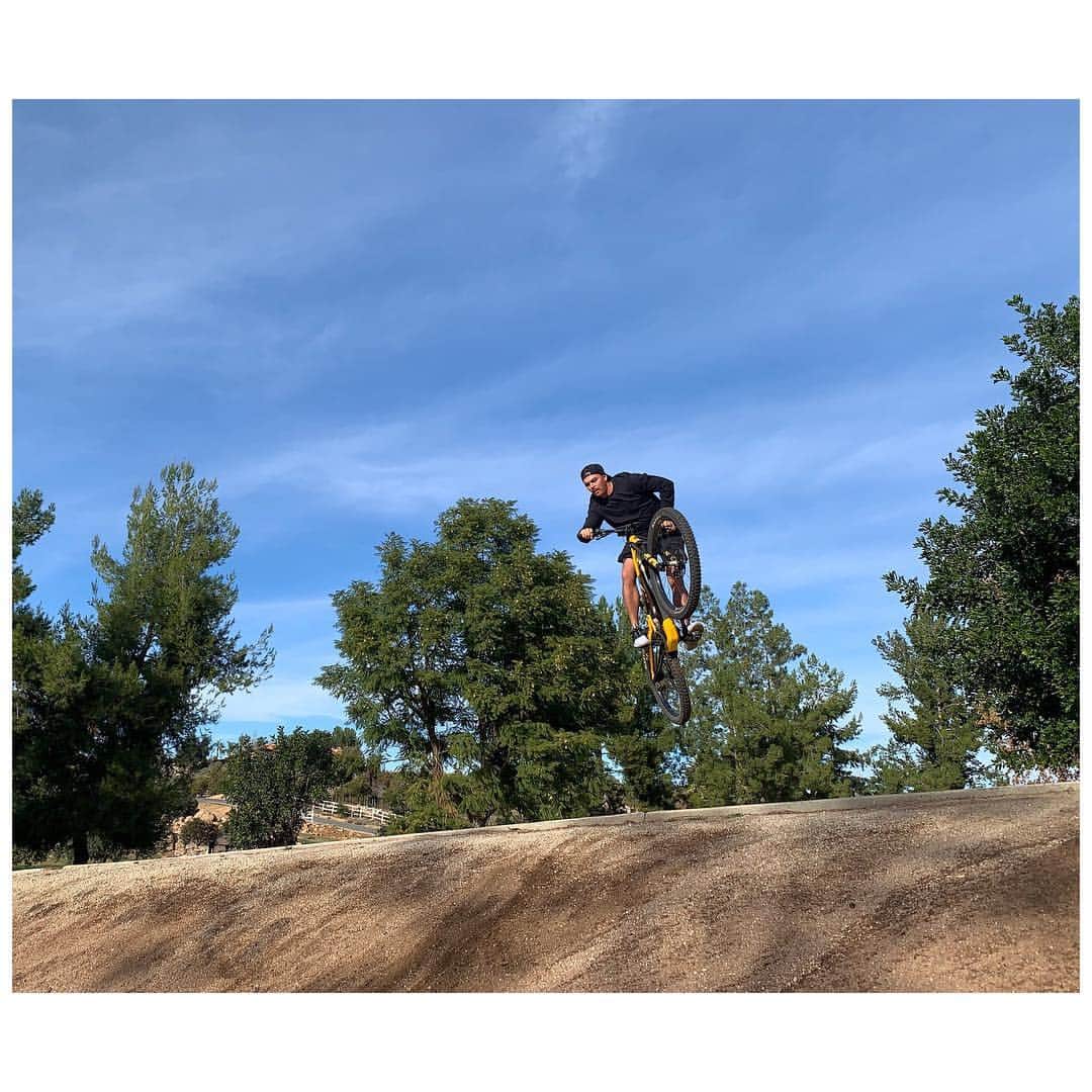 リッキー・ファウラーのインスタグラム：「Sometimes all you need is just a little fresh air👌 post Christmas driveway jump #ChristmasWeight #GrabAnotherGear✊🏼 and no they aren’t golf shoes...Puma Hybrid Rockets just back from a run👌」