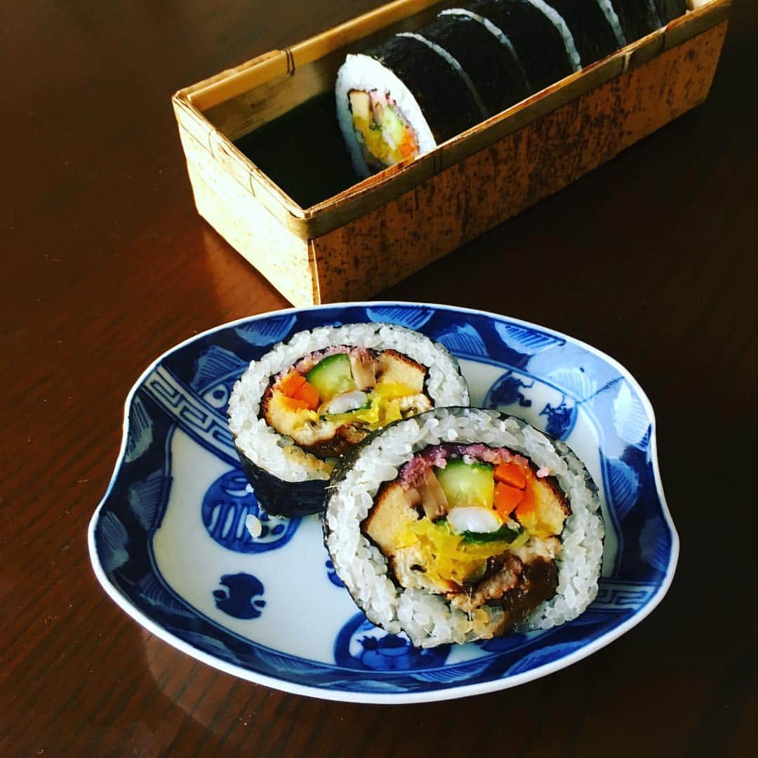 志摩有子さんのインスタグラム写真 - (志摩有子Instagram)「GM。今年最後の撮影。昨日のすし昴のお土産の太巻きをふた切れ、ラップで包んで朝食に。 #すし昴 #太巻き #お土産 #具だくさん」12月27日 9時07分 - ariko418