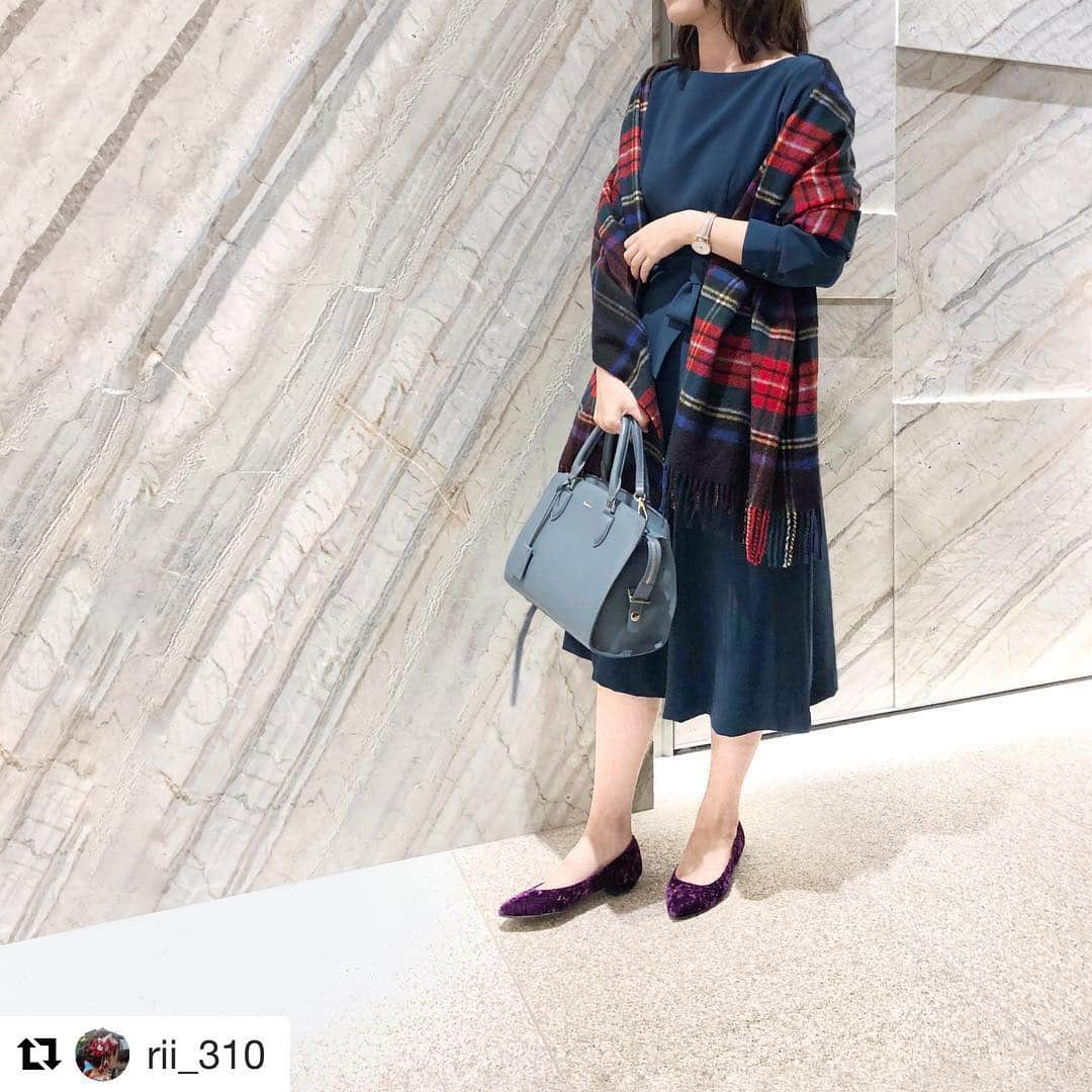 EDIST. CLOSET さんのインスタグラム写真 - (EDIST. CLOSET Instagram)「企画佐藤(H162)のワンピースコーデをご紹介✨☺︎✨ Eセットウエストリボンワンピース着用☺︎ ・ ・ ・・・ #お仕事ブログのコーデ記録✍️ . . onepiece @edist.closet  stole @johnstonsofelgin  bag @smirnasli_official . . #autumnfashion #winterfashion #ootd #coordinate #instafashion #コーディネート #ファッション #edistcloset #エディストクローゼット #エディストクローゼットeセット #johnstons #ジョンストンズ #ブラックスチュワート」12月27日 9時48分 - edist.closet