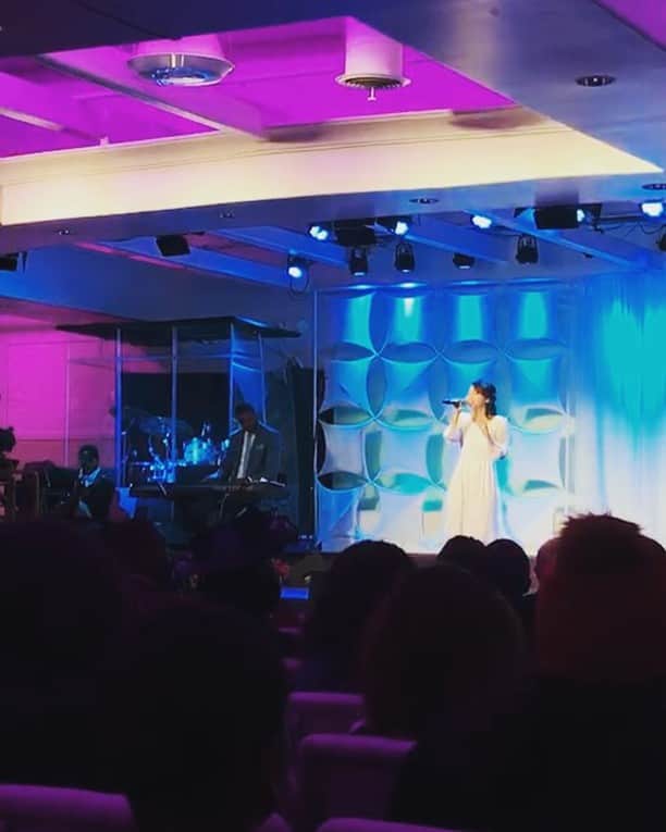 のインスタグラム：「* Merry Christmas! This video is the one that I sang solo on Christmas concert at the church. * 先日のクリスマスコンサートで歌ったもろびとこぞりての画像♡クリスマスコンサート終わってからパワー使い果たしてかなりだらけてたけど少しずつ奮い立たせていこうかと思ってるところです。 * クリスマスイブは友達とスケート行ったりチャーチ行ったりパーティー参加したり、クリスマスはサンタモニカ行ってどこも店空いてなくて結果家でホームパーティーしましたww * 寒くないクリスマスはなんだか不思議でしたが楽しかった♡気付けば今年ももうおしまいだけど、今年振り返りつつ、来年のことも考えていかないとな。ちゃんと成長できてるかな。不安はつきものですが、それも含めてThe Lifeってことで楽しんで行きたいと思います！ Have a good one. * #joytotheworld #church #sing #carolsong #noel #christmas #xmas #song #music #melody #クリスマスソング大好き #love #もろびとこぞりて」