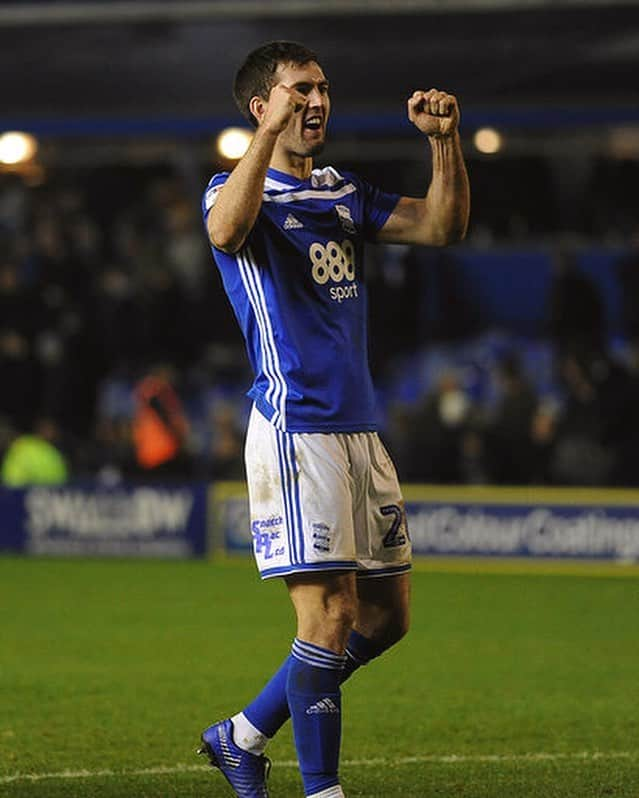 ゲイリー・ガードナーのインスタグラム：「What a team performance that was yesterday!! And a great atmosphere on Boxing Day!! Buzzing with the win!! 😀🔵⚪️⚽️ #KRO @bcfcofficial」