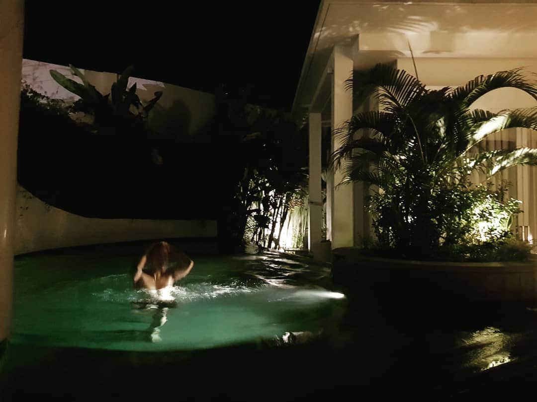 ケビン さんのインスタグラム写真 - (ケビン Instagram)「Night swim #bali」12月27日 19時51分 - kevinkim88